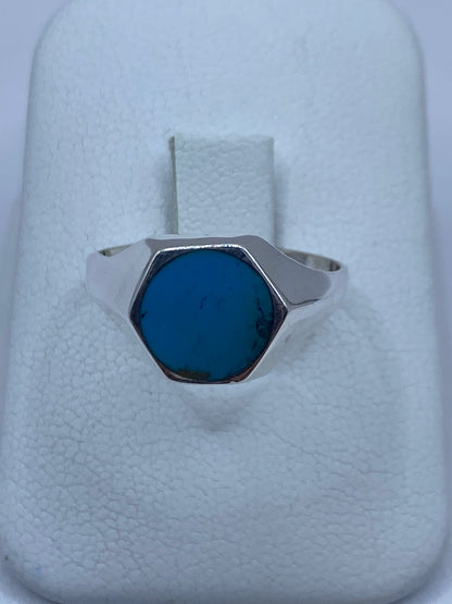 Anillo de plata con turquesa azul cielo en hexágono minimalista sobre dedo