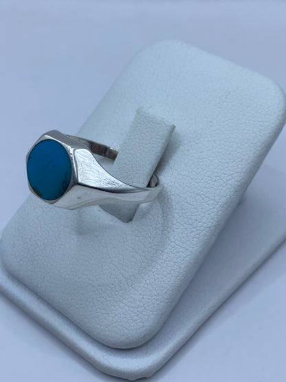 Vista frontal del anillo mostrando la turquesa azul cielo engastada en plata 925