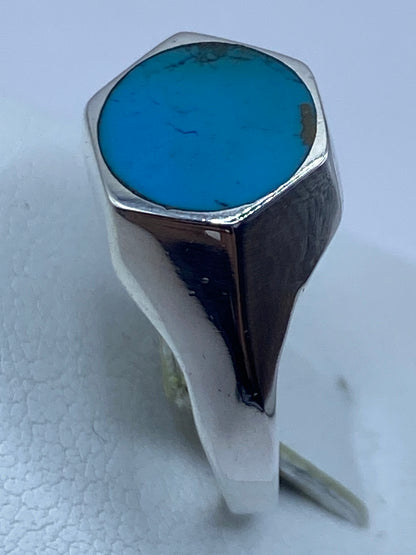 Anillo de lado sobre escala de medidas, peso de 4.3 gramos