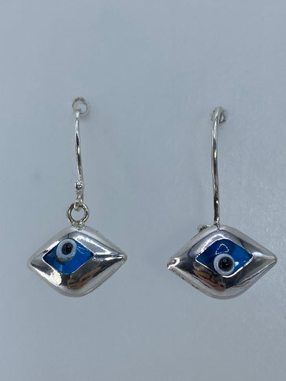 Detalle de un arete mostrando la piedra azul y el engaste de plata
