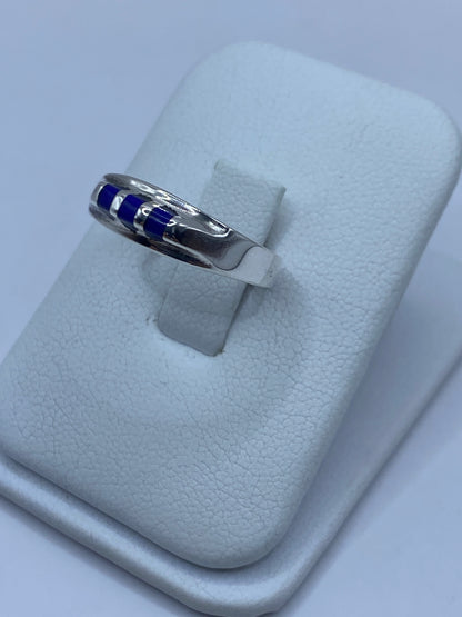 Vista frontal del anillo minimalista con lapislázuli azul profundo en talla 7