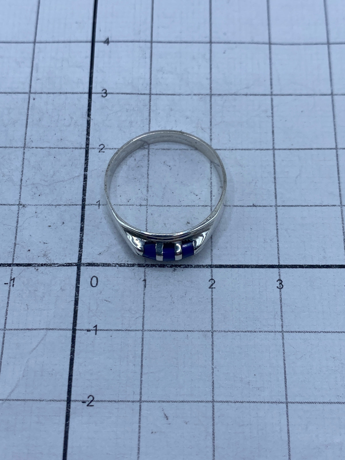 Anillo en dedo mostrando el contraste del lapislázuli con la plata pulida