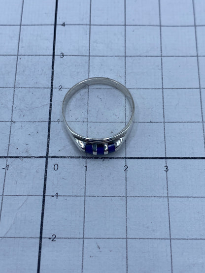 Anillo en dedo mostrando el contraste del lapislázuli con la plata pulida