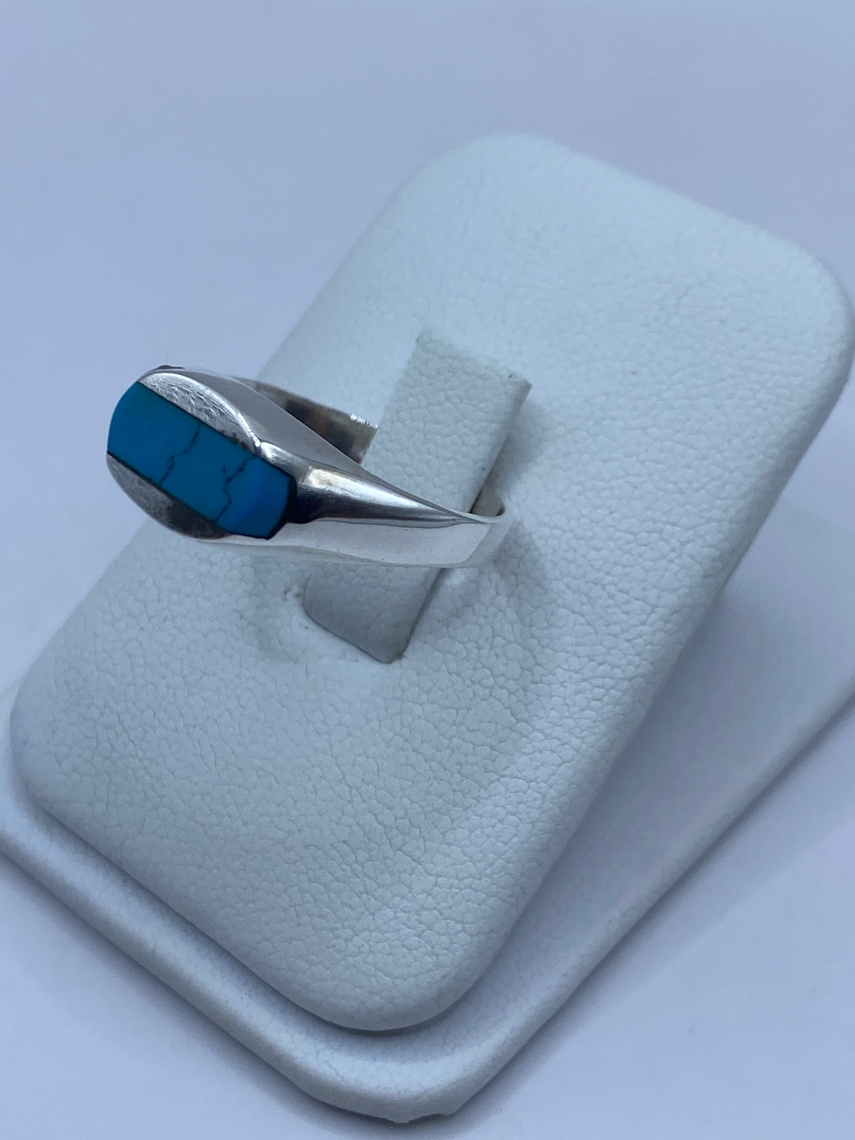 Vista frontal del anillo unisex con turquesa en montura de plata pulida