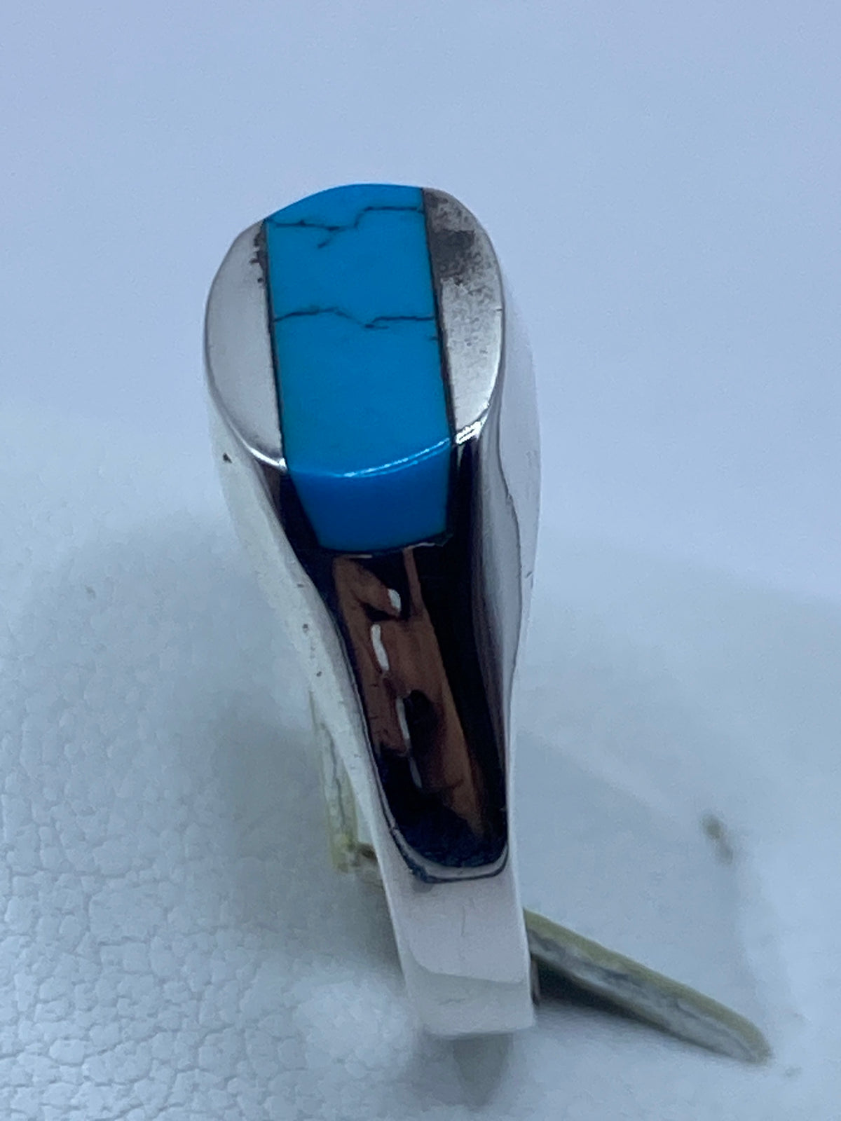 Detalle del engaste a mano de la turquesa en el anillo de Taxco