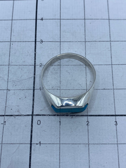 Anillo de turquesa plata 925 sobre fondo neutro mostrando el Quinto