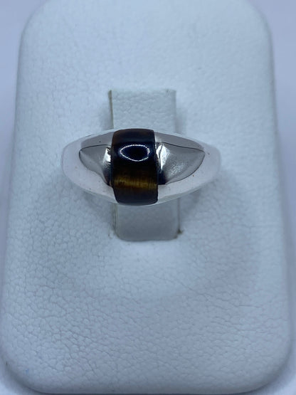 Anillo de plata 925 con Ojo de Tigre café en el dedo de una mano