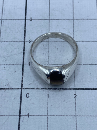 Anillo sobre fondo blanco con el sello 925 visible en el interior
