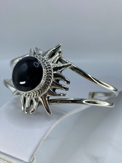 Vista frontal del brazalete tipo puño de plata 925 con piedra de ónix negro