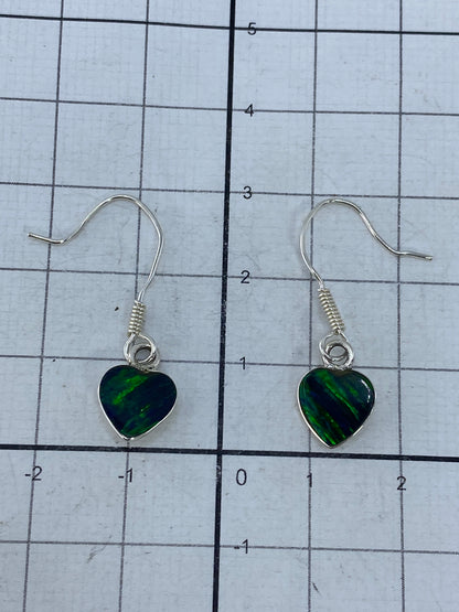 Aretes de plata sobre fondo blanco, medida real de 3 cm de largo