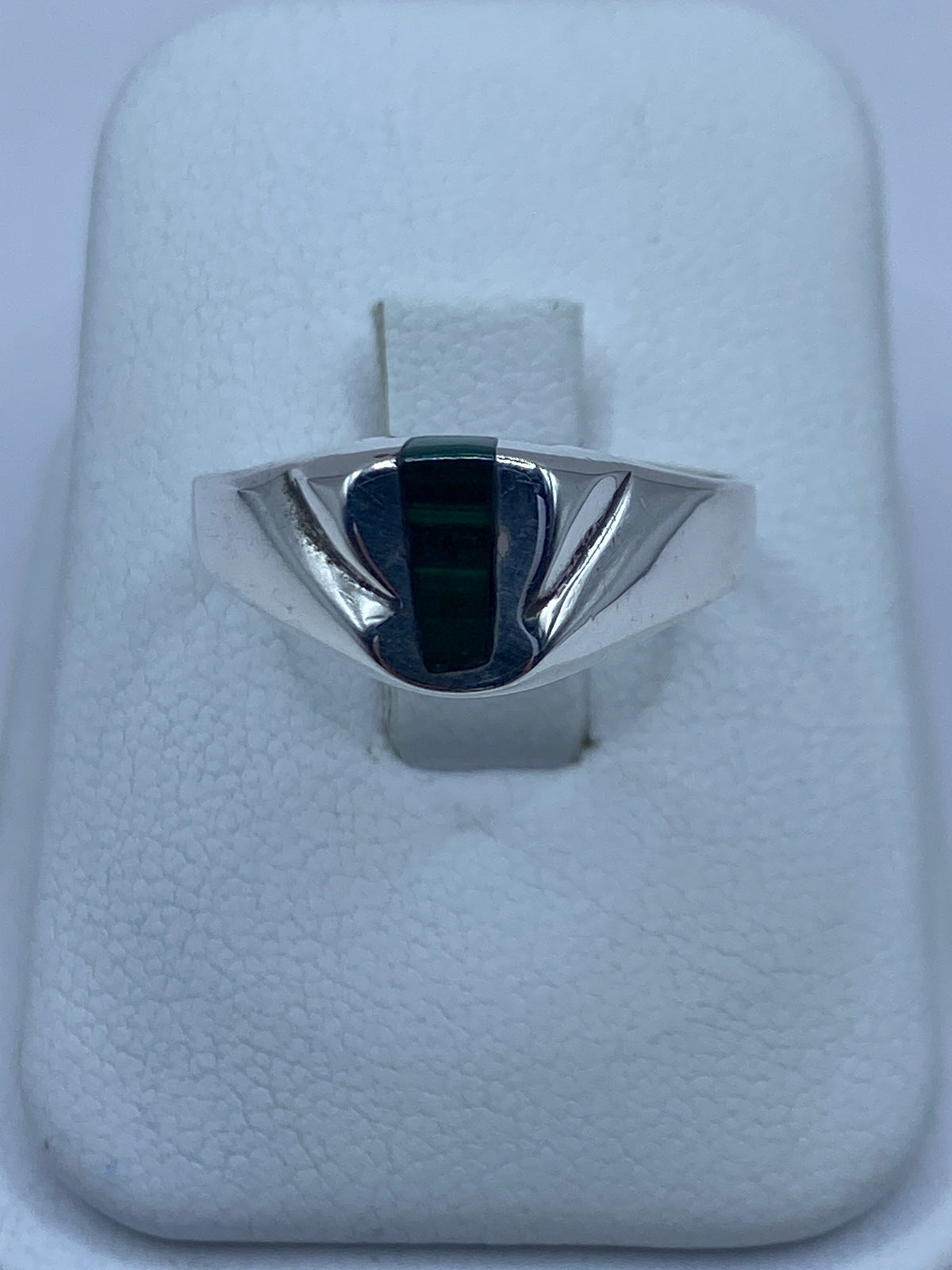 Anillo de plata 925 con malaquita verde engastada, vista frontal