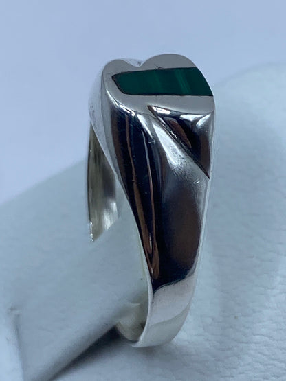 Anillo sobre dedo, mostrando el verde profundo de la malaquita
