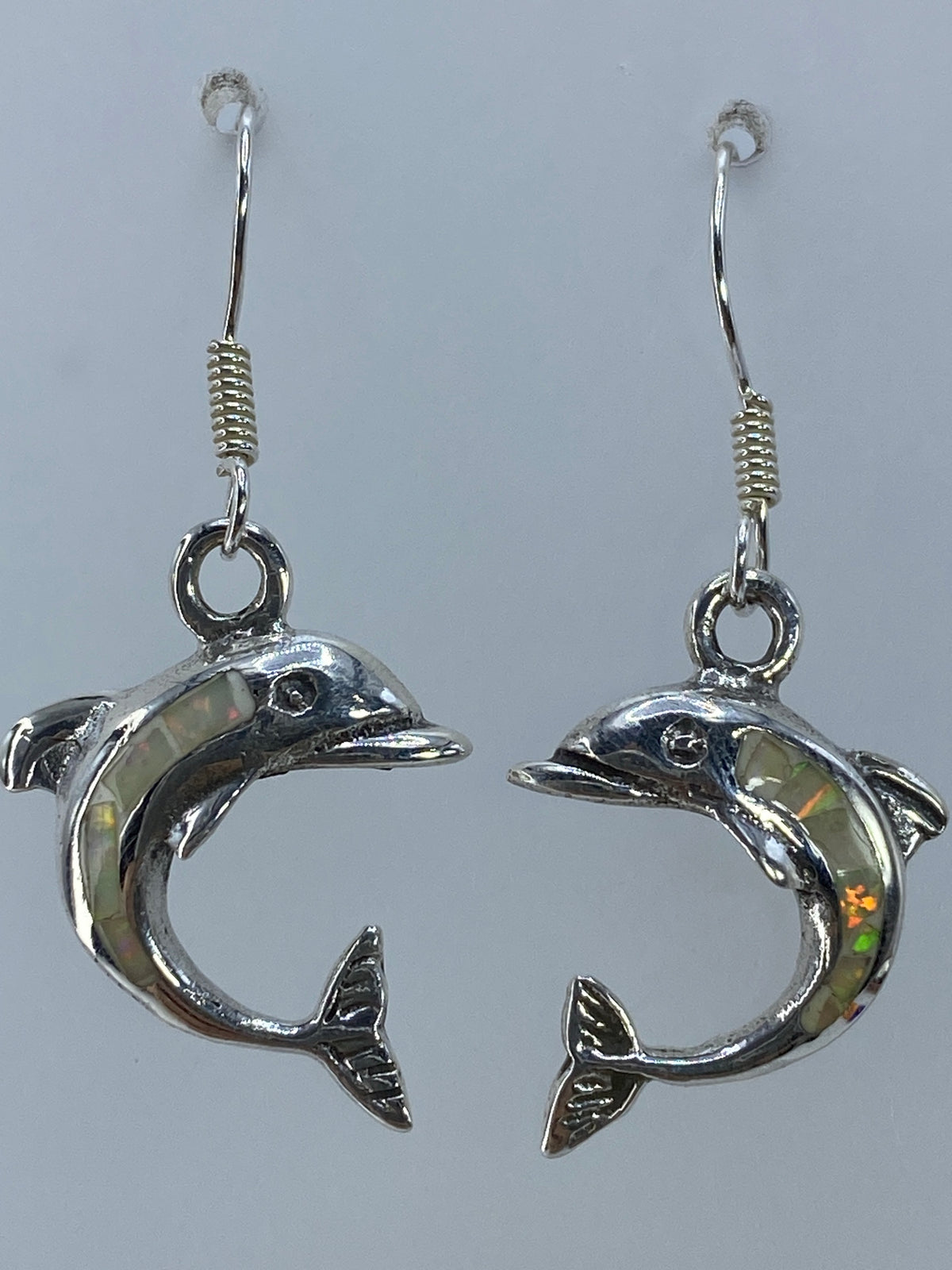 Aretes de plata 950 delfín con ópalo de fuego vistos desde diferentes ángulos