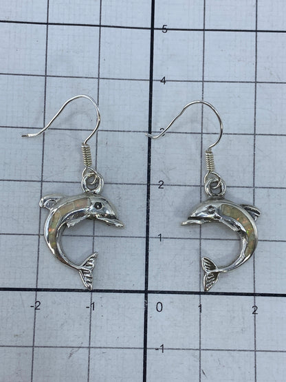 Aretes en gancho de plata mostrando el Quinto 950 auténtico