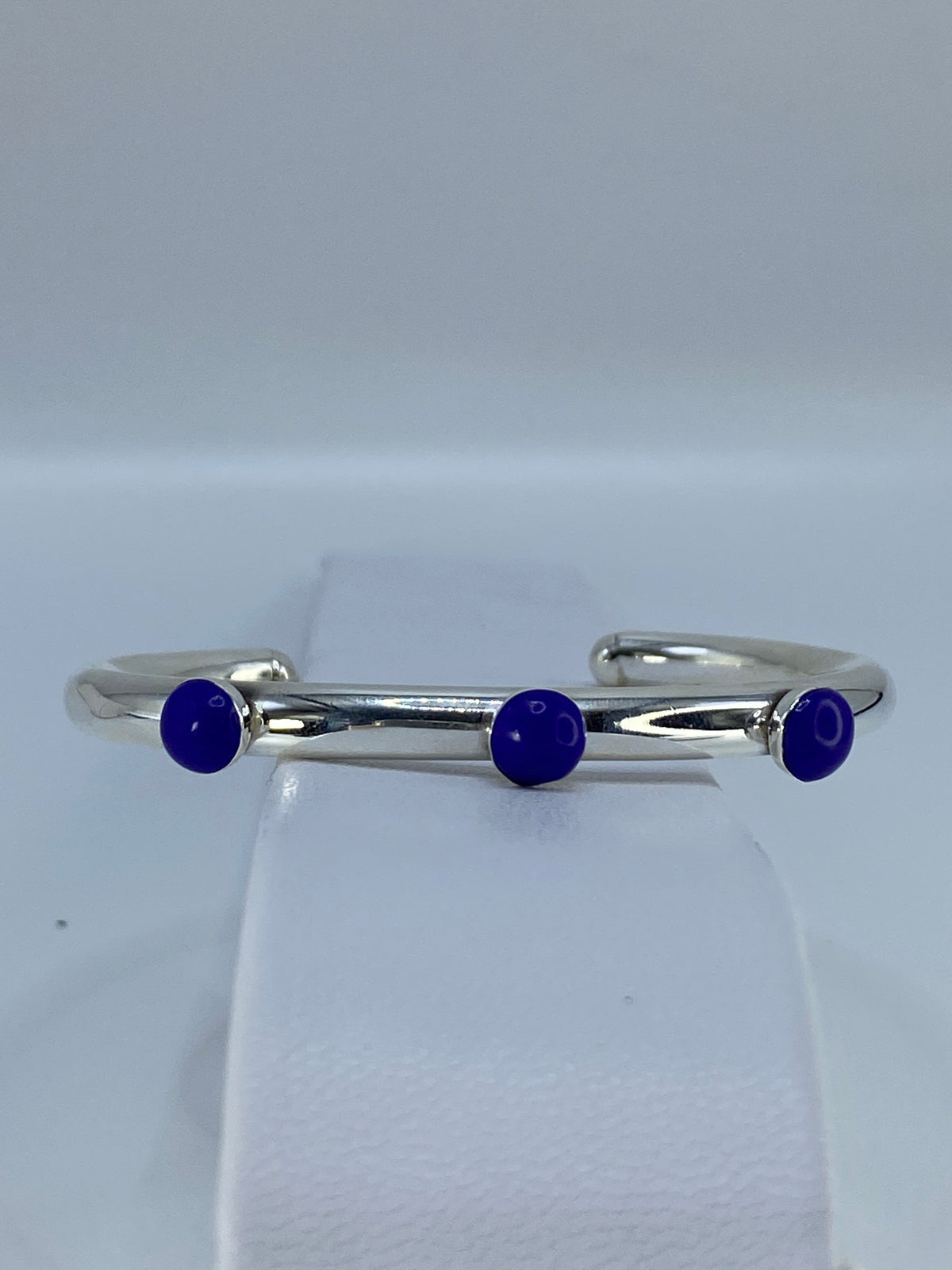 Brazalete de plata rígido con tres esferas de lapislázuli azul profundo engastadas en banda pulida