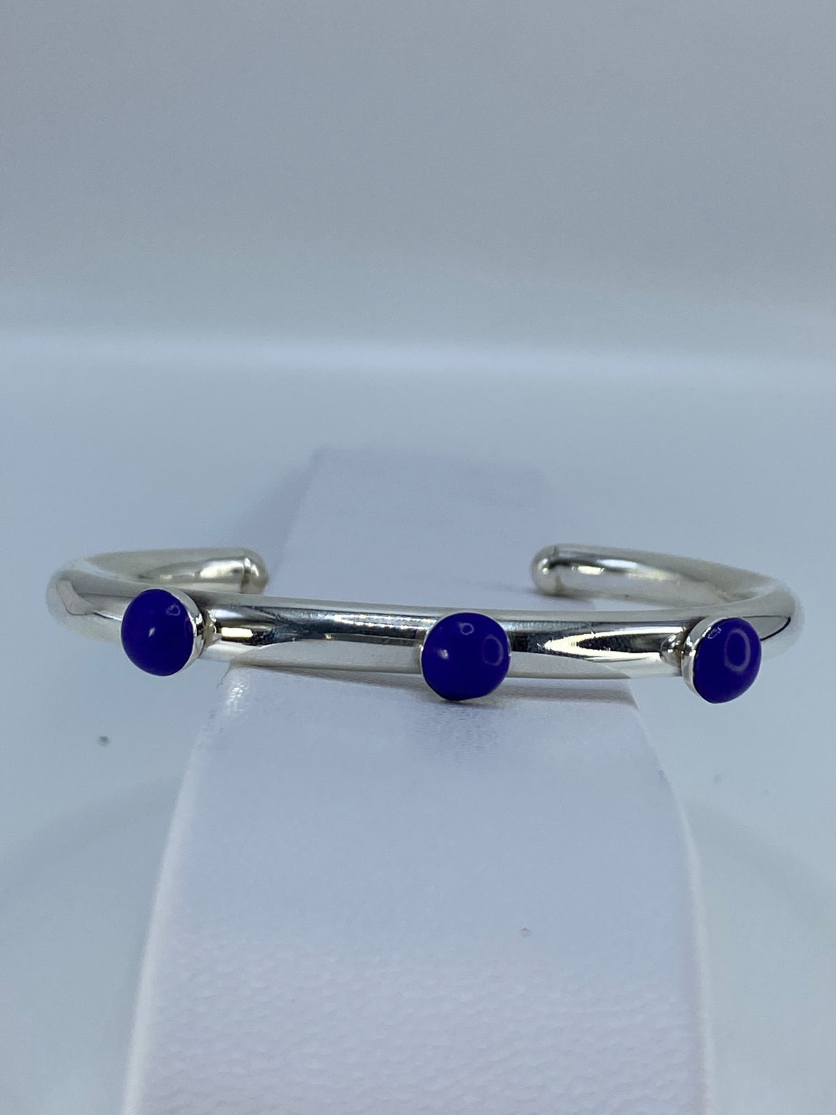 Brazalete puesto en la muñeca mostrando el diámetro interior de 6.5 cm y el ancho de banda