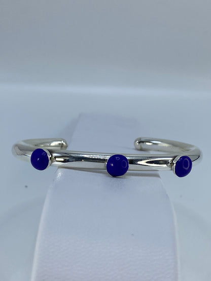 Brazalete puesto en la muñeca mostrando el diámetro interior de 6.5 cm y el ancho de banda