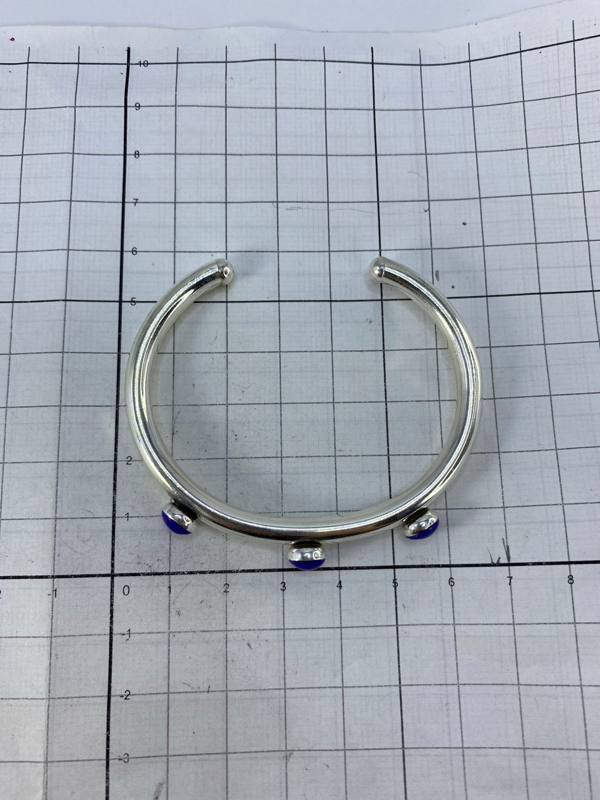 Medición en escala del brazalete de plata con lapislázuli — peso 18.9 g, Quinto 925 visible