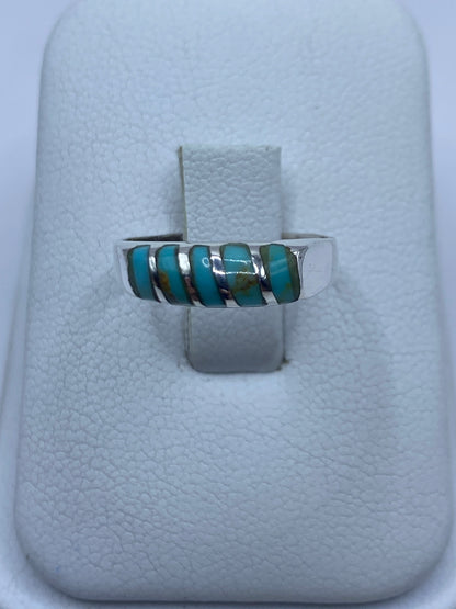 Anillo de plata 925 con turquesa azul cielo engastada en la mano de una mujer