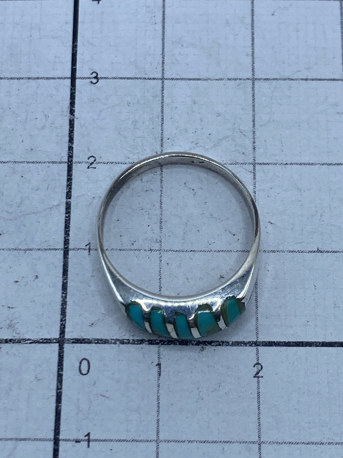 Anillo sobre regla mostrando proporciones y el Quinto 925