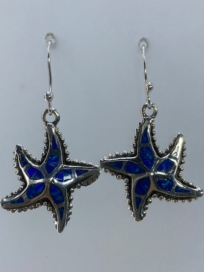 Aretes colgando, luz natural resaltando el verde limón del ópalo