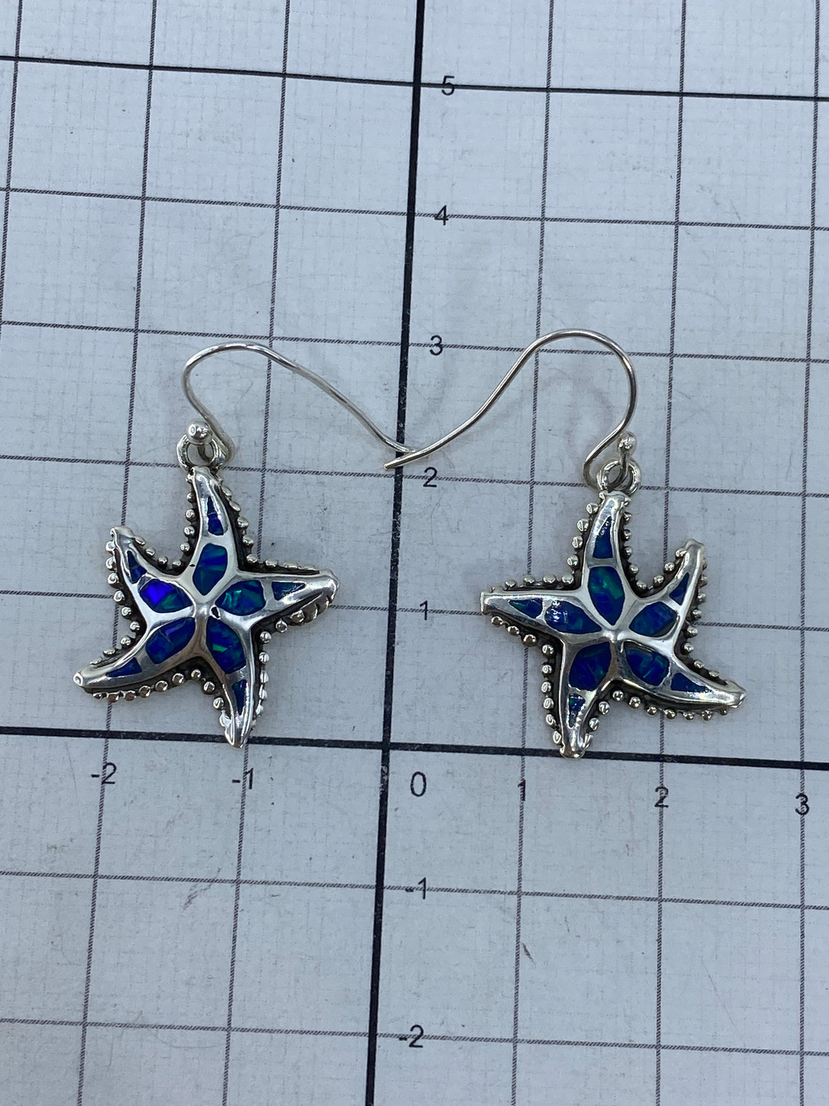 Medida de los aretes sobre rejilla: 3 cm de largo
