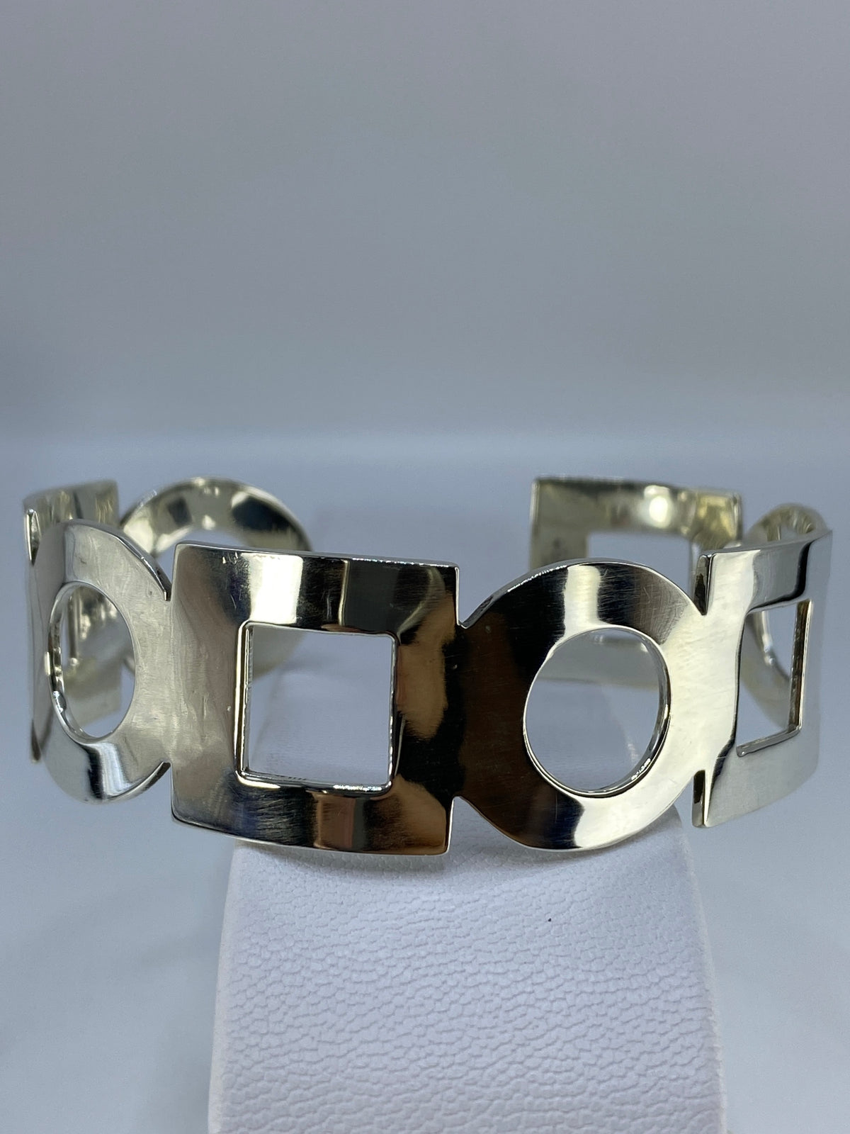 Brazalete puesto en la muñeca de una mujer, vista lateral del ancho de 6.4 cm