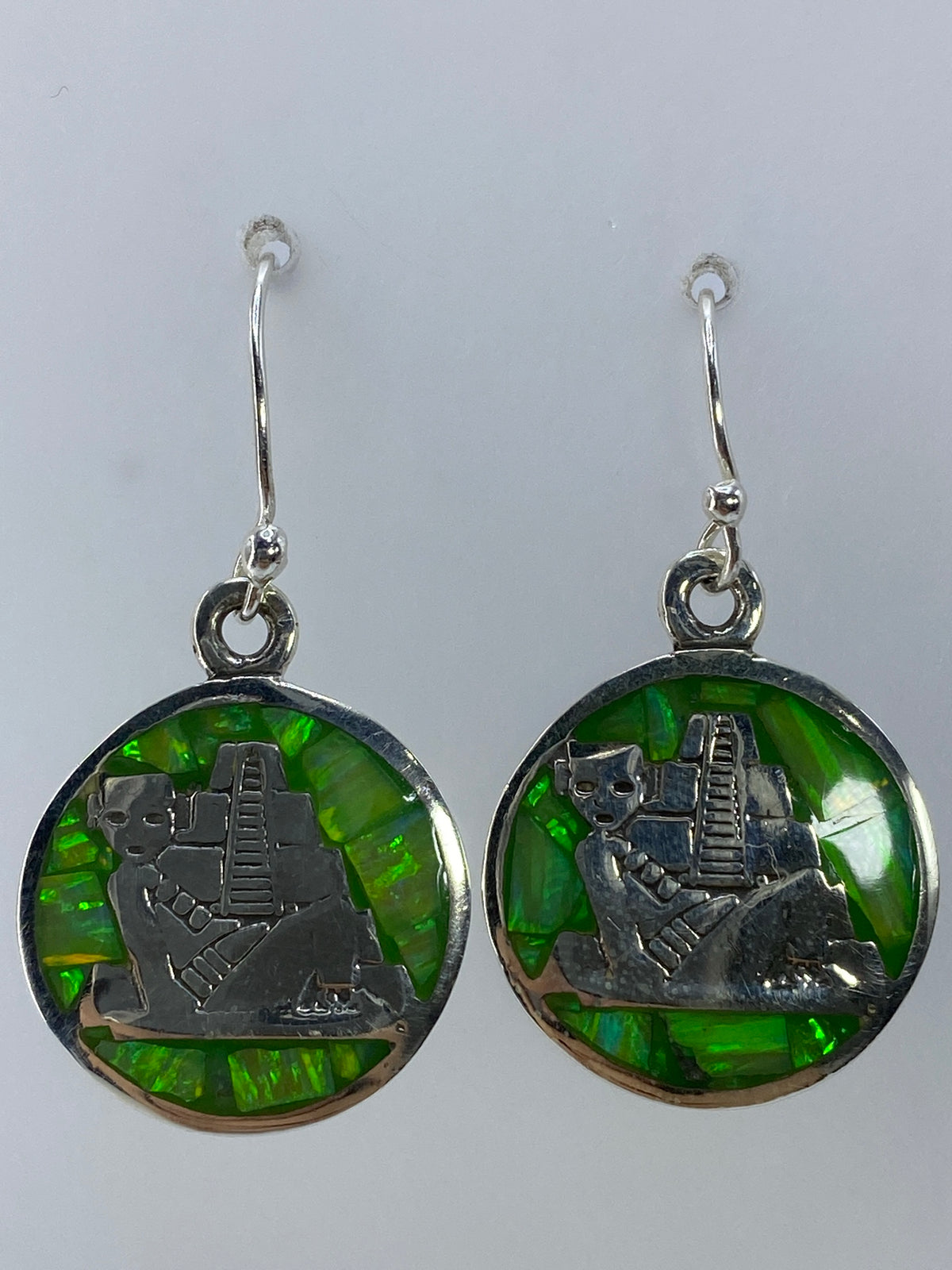 Par de aretes de plata 950 con ópalo de fuego verde limón, gancho plateado, sobre fondo blanco
