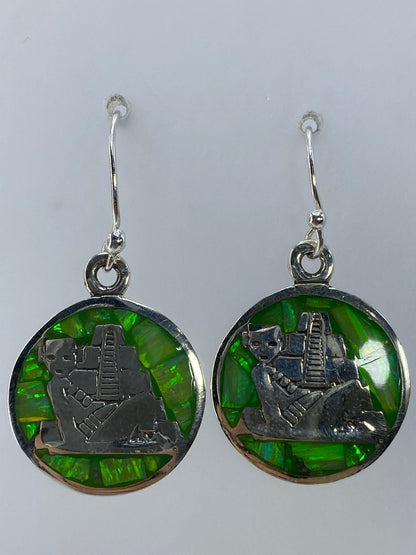Par de aretes de plata 950 con ópalo de fuego verde limón, gancho plateado, sobre fondo blanco