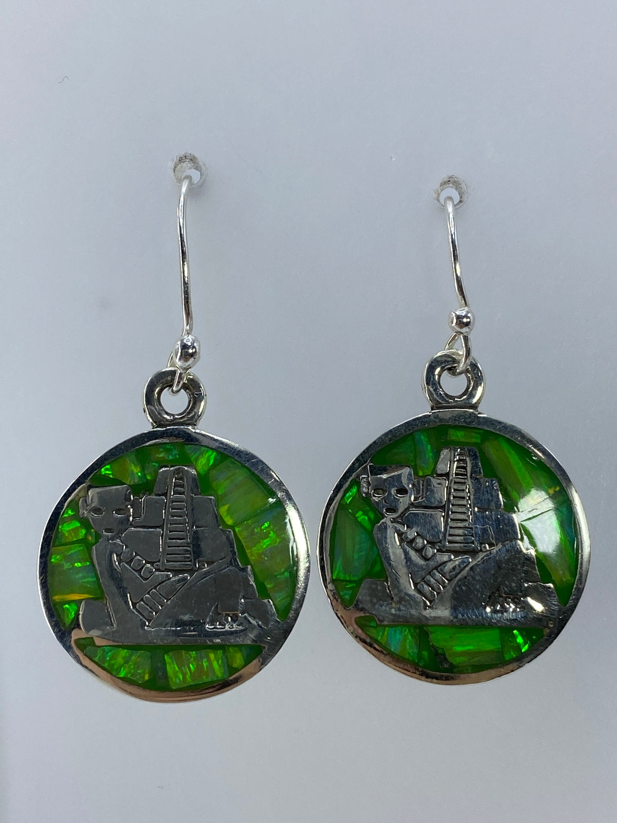 Detalle del ópalo de fuego con su juego de colores verdes y amarillos en el engaste de plata