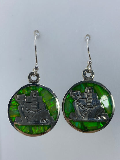 Detalle del ópalo de fuego con su juego de colores verdes y amarillos en el engaste de plata