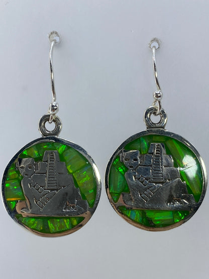 Aretes vistos de frente mostrando el tamaño y brillo del ópalo