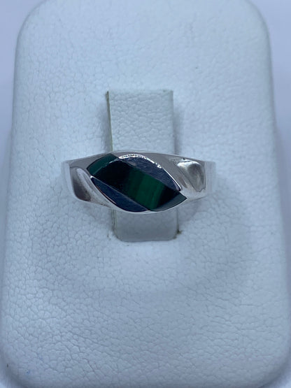 Anillo de plata 925 con malaquita verde engastada, vista frontal sobre dedo