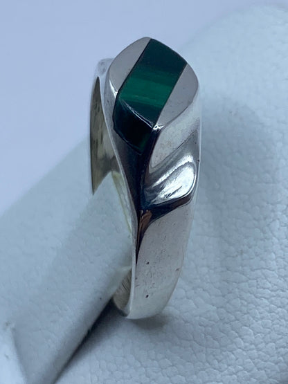 Vista lateral del anillo de plata con malaquita