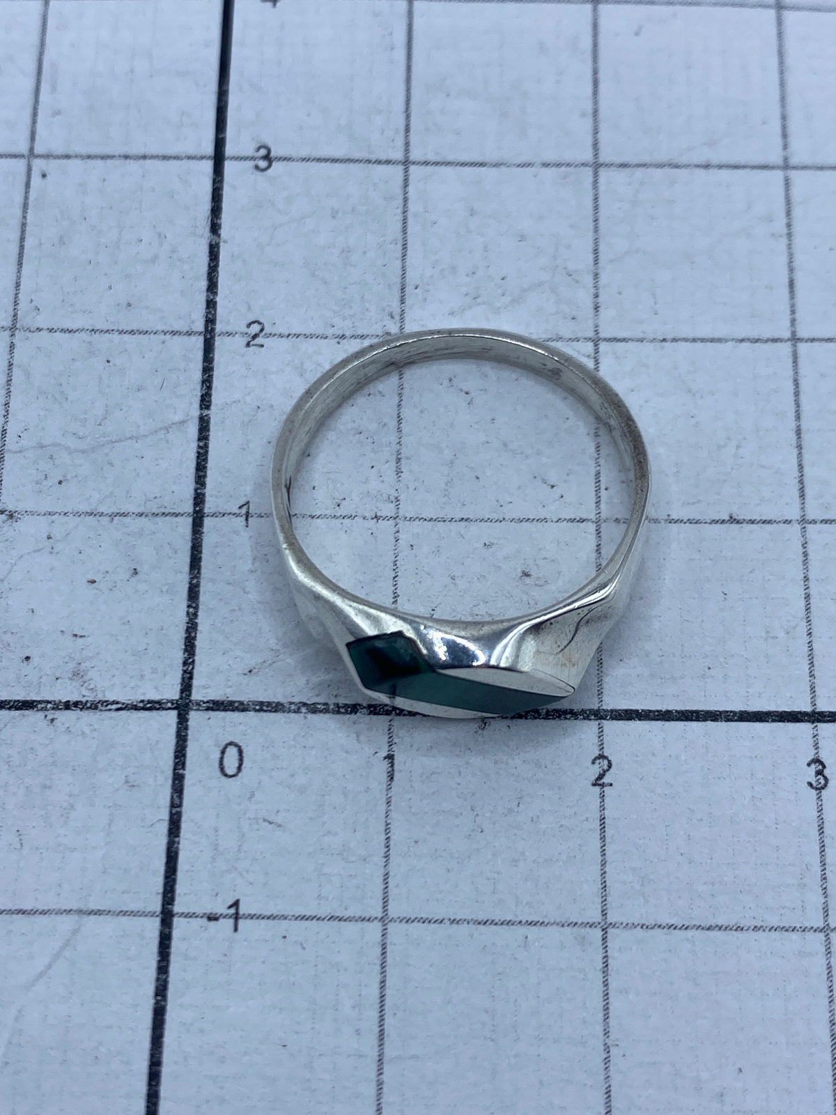 Anillo sobre fondo blanco mostrando el Quinto 925 en la banda