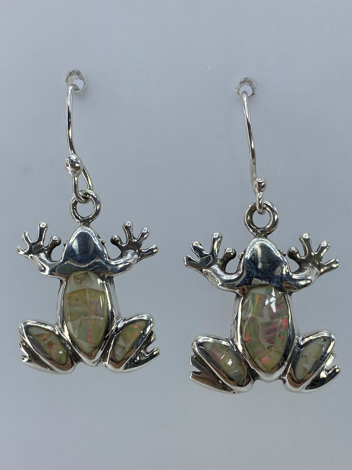 Par de aretes de sapo en plata 950 con opalo de fuego multicolor, vista frontal