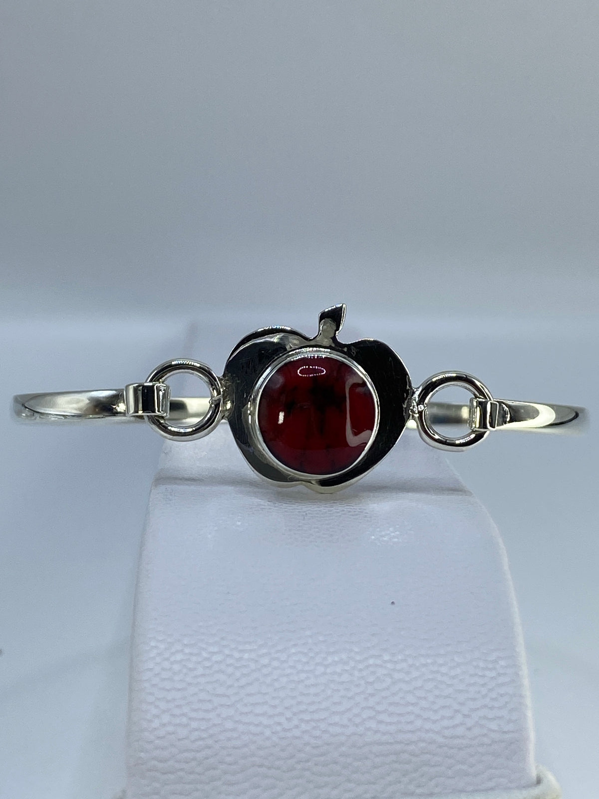 Brazalete de plata con coral rojo engastado, vista frontal, diámetro interior 6 cm