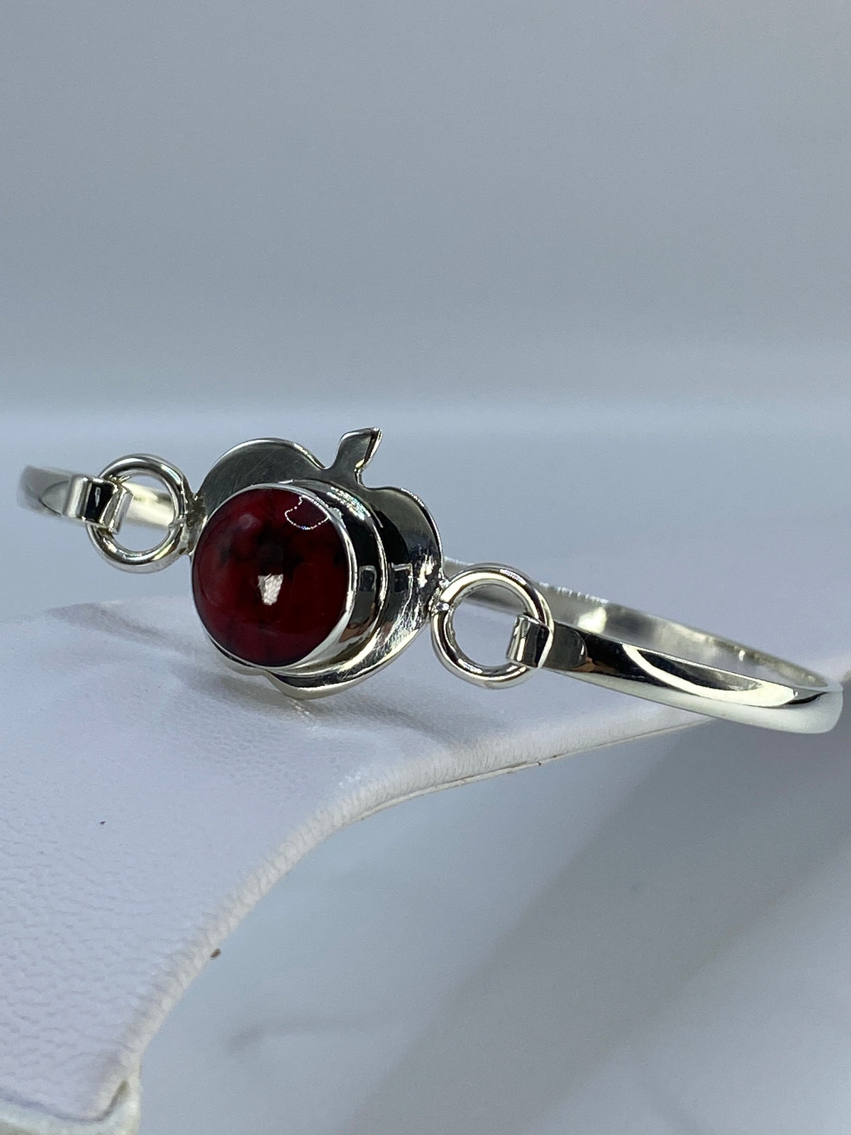 Brazalete rígido en la muñeca, mostrando el ancho de banda de 4.5 cm