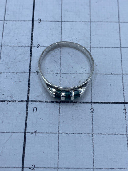 Anillo sobre escala de gramos, pesando 1.9 g, con certificado de talla 6