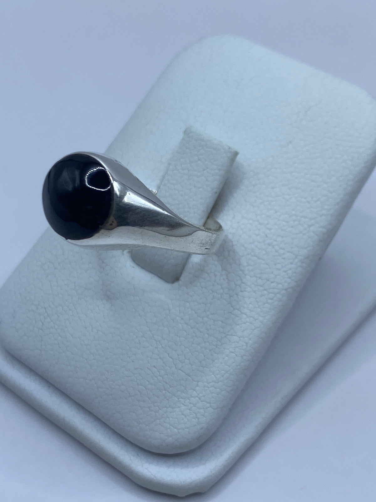 Detalle lateral del anillo solitario en plata de Taxco con ónix