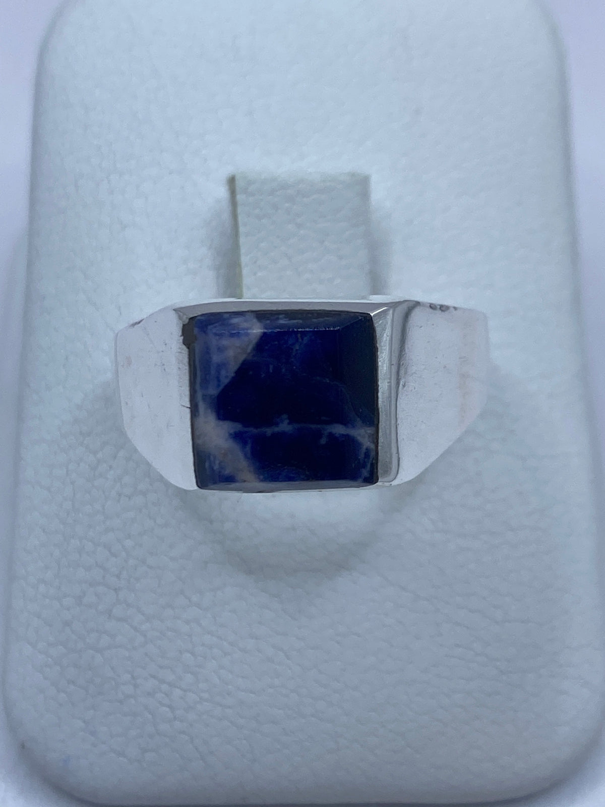Anillo de plata con lapislázuli azul intenso, vista frontal en la mano