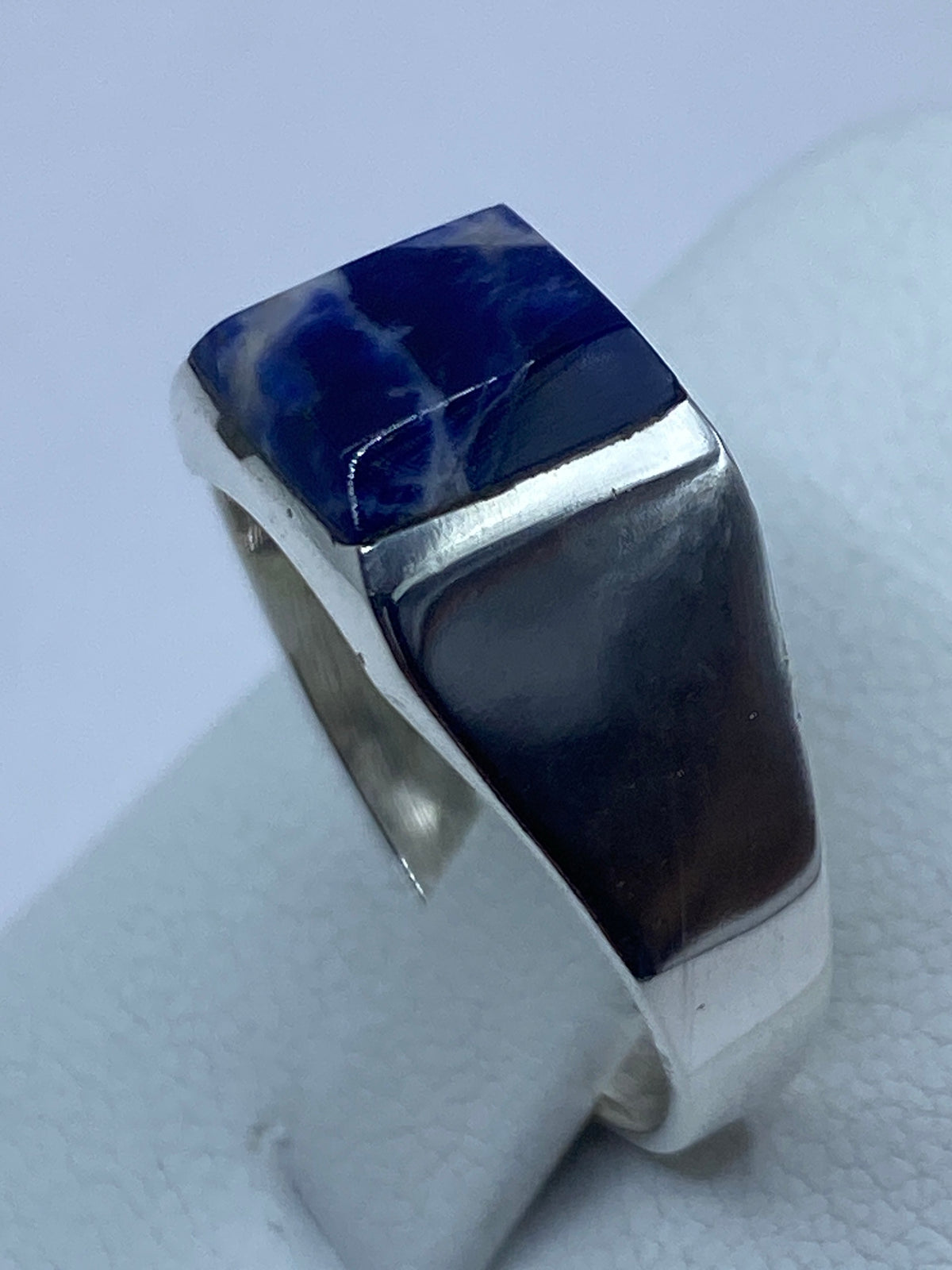Anillo de lapislázuli sobre regla de medición, mostrando tamaño real
