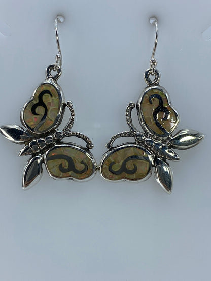 Aretes de 4 cm de largo con engaste de piedra a mano en diseño floral