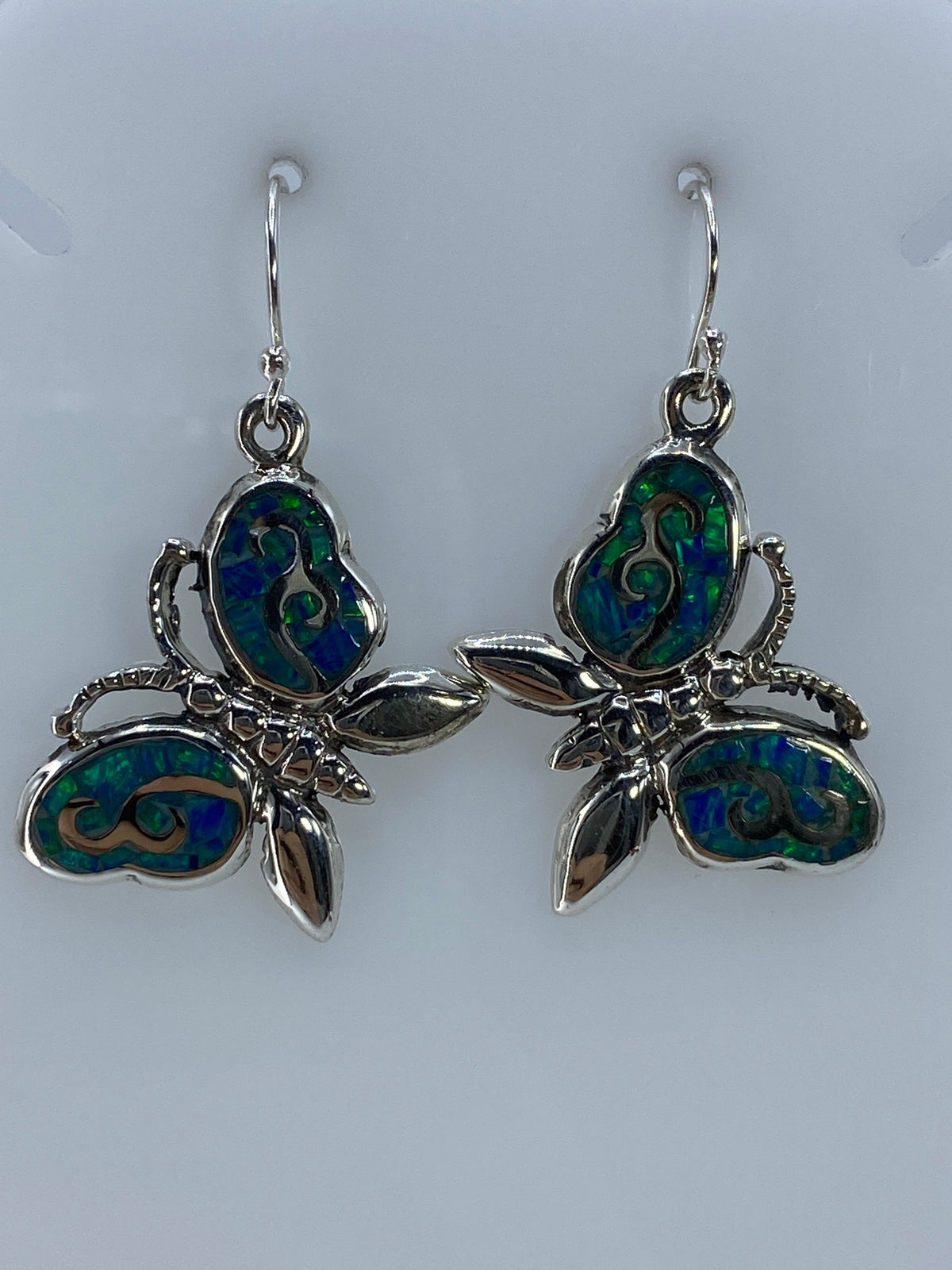 Aretes de plata de Taxco sobre fondo blanco mostrando el color verde limón del ópalo
