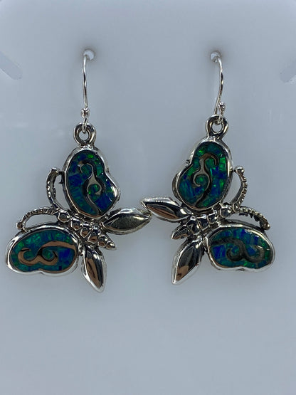 Aretes de plata de Taxco sobre fondo blanco mostrando el color verde limón del ópalo