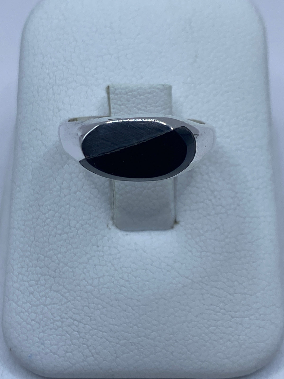 Anillo de plata 925 con onix negro natural en mano de persona