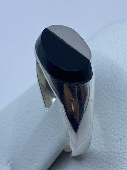 Detalle del engaste de onix y acabado de plata pulida