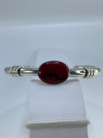 Brazalete de plata con coral rojo engastado, diámetro interior 6 cm, puesto en muñeca