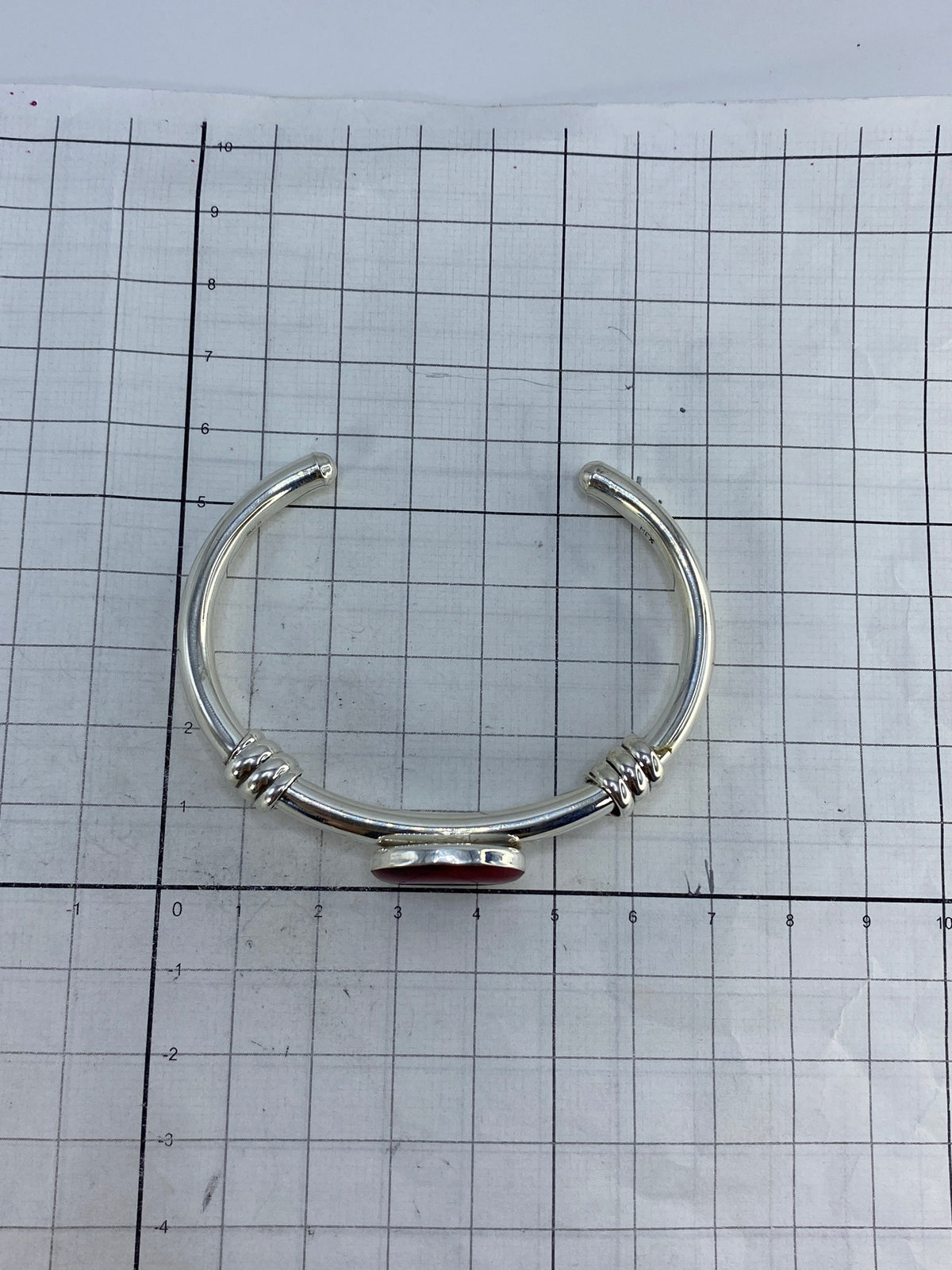 Brazalete sobre fondo blanco con escala de medición, diámetro 6 cm confirmado