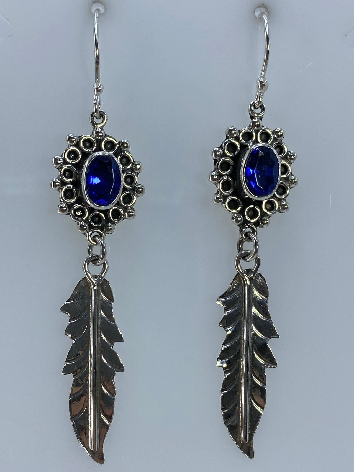 Par de aretes de plata 925 con circonia azul en diseño de pluma étnica, largos 6 cm